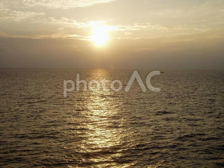 島根県隠岐の島の夕日 日暮れ,水域,海の写真素材