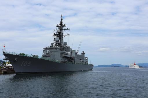 9月下旬の高松港の係留中の護衛艦いなづま 9月下旬の高松港の係留中の護衛艦いなづま 護衛艦いなづま,係留,高松港の写真素材