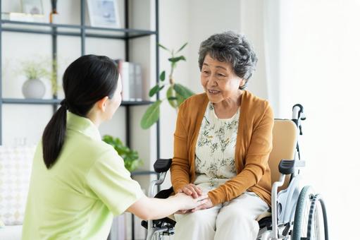 車椅子のシニアの女性と介護福祉士 車椅子のシニアの女性と介護福祉士 介護,シニア,車椅子の写真素材