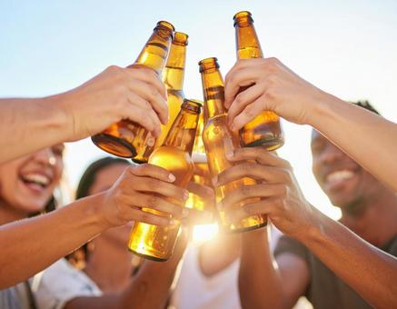 ビールで乾杯する人たち ビールで乾杯する人たちの写真