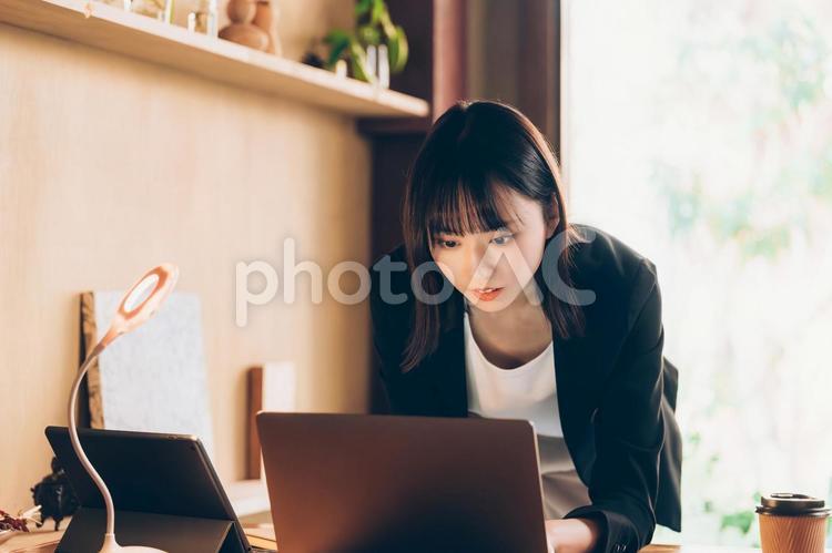 デスクワークをするビジネスウーマン 女性,ビジネス,パソコンの写真素材