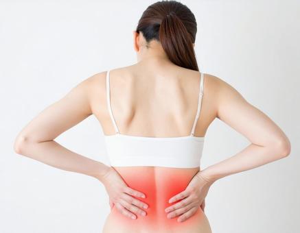 腰に痛みを感じる女性の写真