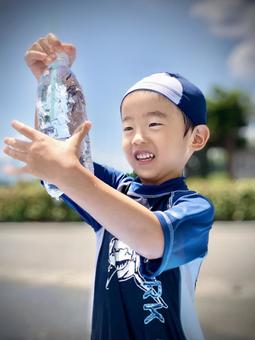 ペットボトル ペットボトル 子ども,男の子,ポートレートの写真素材