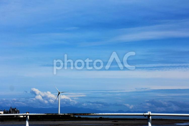 美しい空の模様と風力発電機 青空,青,青色の写真素材