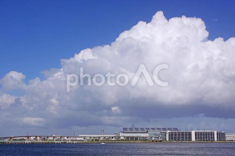 川崎側から望む羽田空港、長細く飛行場が広がり、空は青と白のコントラスト、雲デカイ！ 川崎,羽田空港,飛行場の写真素材