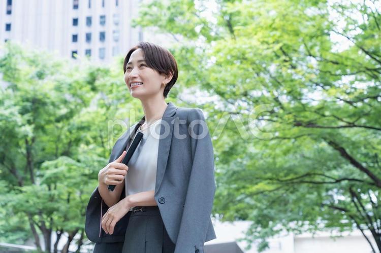 オフィス街で働くミドルのビジネスウーマン ビジネス,女性,通勤の写真素材