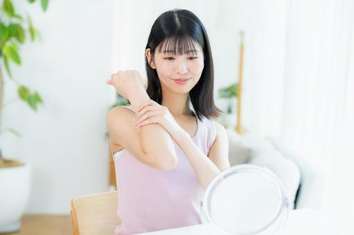 スキンケアをする女性 スキンケアをする女性の写真