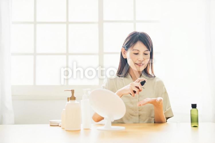 化粧水を使うミドル世代の女性 化粧水,スキンケア,アンチエイジングの写真素材