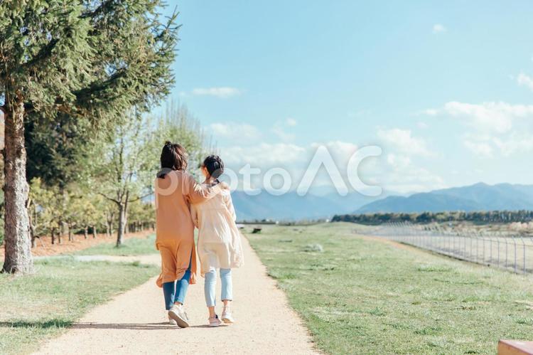 道を歩く母娘 親子,子供,母親の写真素材
