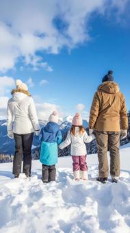 雪の中の家族 後ろ姿 雪の中の家族 後ろ姿の写真