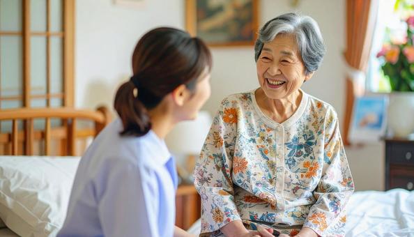 笑顔で話をする女性介護士と高齢女性 笑顔で話をする女性介護士と高齢女性の写真