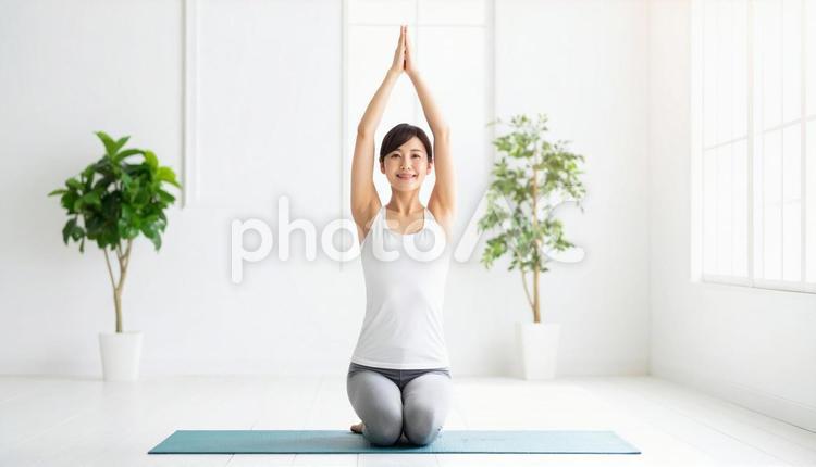 明るい室内でヨガを楽しむ笑顔の若い女性 人物,女性,若いの写真素材