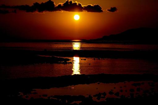 <素材>秋の海に沈む太陽と沖の灯台 <素材>秋の海に沈む太陽と沖の灯台の写真