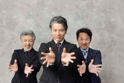 パワーを送るミドルエイジビジネスパーソン パワーを送るミドルエイジビジネスパーソン エグゼクティブ,応援,送るの写真素材