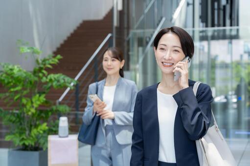 オフィスに通勤をするビジネスウーマン 通勤,ビジネスウーマン,女性の写真素材