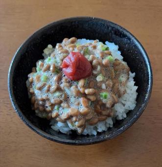 ご飯に自家栽培刻みオクラ入り納豆の茶碗飯 ご飯に自家栽培刻みオクラ入り納豆の茶碗飯の写真