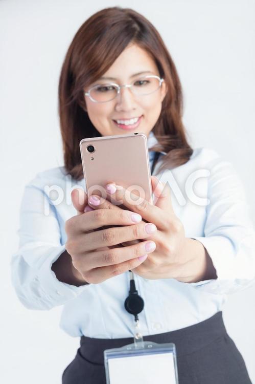 スマホカメラを使う女性会社員 女性,スマホ,自撮りの写真素材