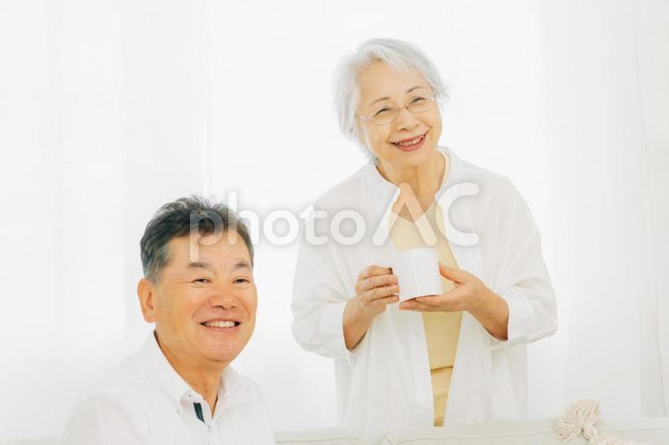 ソファに座る高齢者夫婦（お茶） 高齢者,お茶,コーヒーの写真素材