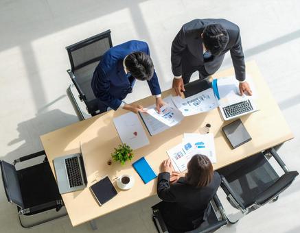 ビジネスミーティング・資料を検討 ビジネスミーティング・資料を検討の写真