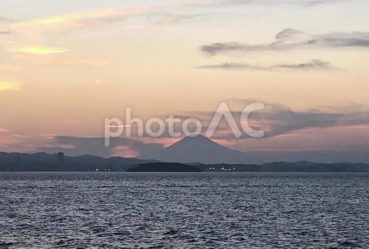 横須賀沖から見た富士山のシルエット 富士山,シルエット,日本の写真素材