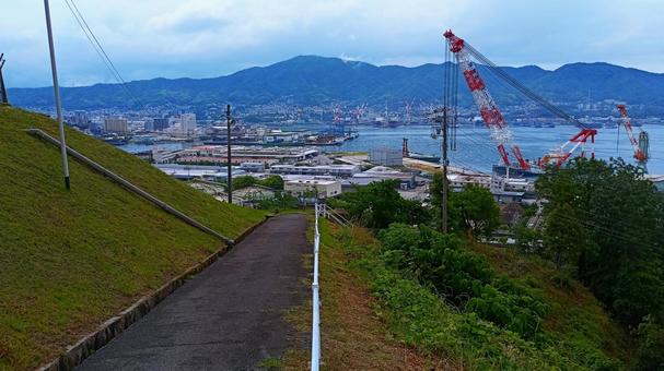 車両行き止まりの下り道 呉港,海の風景,船の写真素材