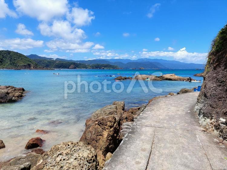 下田・九十浜海水浴場の磯場 海,海水浴,磯場の写真素材