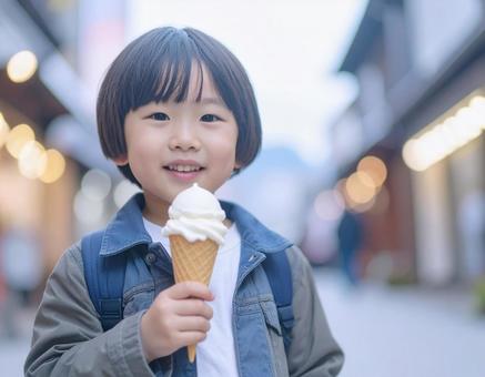 ソフトクリームを食べる子供 ソフトクリームを食べる子供の写真