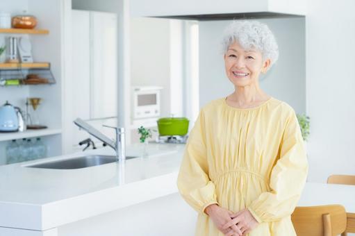 リビングでくつろぐシニア女性 リビングでくつろぐシニア女性 シニア,女性,老後の写真素材
