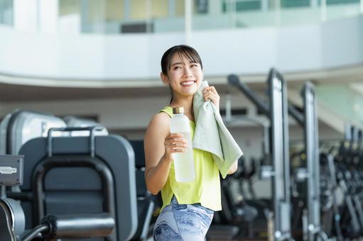 ジムでトレーニングする若い女性 ジム,フィットネス,トレーニングの写真素材