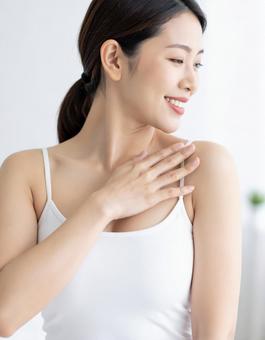 デコルテラインが美しい日本人女性モデルの写真