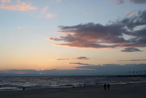 夕焼け空と雲と海の写真