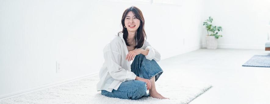 くつろぐ女性 女性,笑顔,リラックスの写真素材