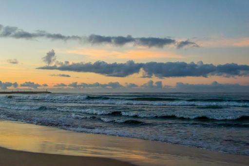 早朝の浜辺の写真