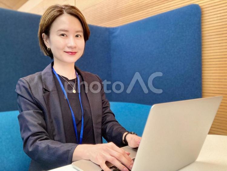 会議室で仕事をする笑顔の女性社員 女性,笑顔,パソコンの写真素材
