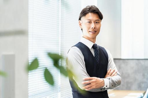 腕組みをする男性ビジネスマン 腕組みをする男性ビジネスマン 男性,腕組み,微笑むの写真素材