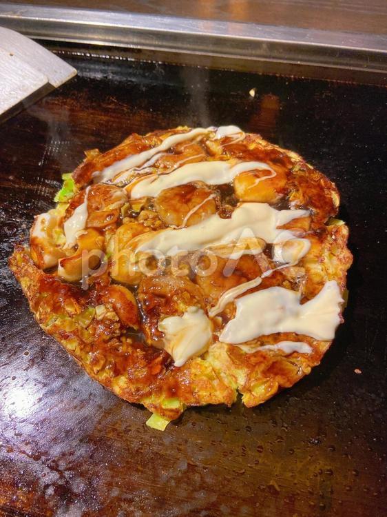 熱々の海鮮お好み焼き お好み焼き,鉄板焼き,海鮮の写真素材