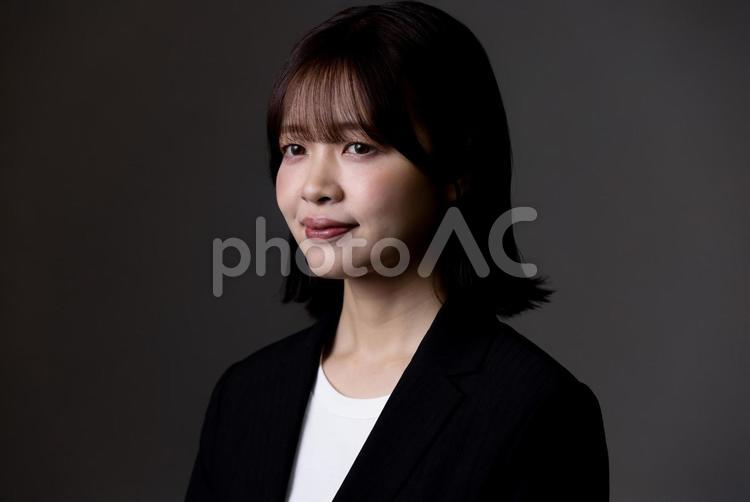 ビジネスウーマン　黒バック 女性,ビジネスウーマン,黒バックの写真素材