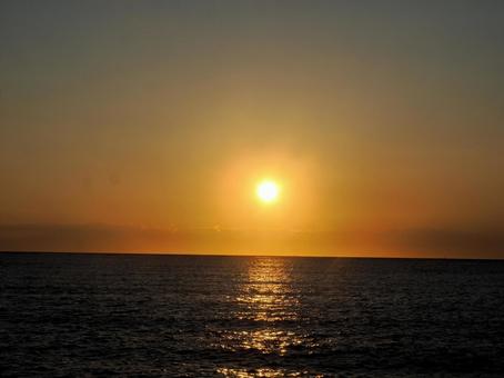 夕焼けの海 夕焼けの海 夏,海,夕焼けの写真素材
