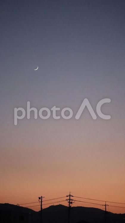 夕暮れの三日月 三日月,夕方,日暮れの写真素材