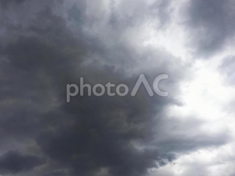 曇り空からの日差し 曇り,曇り空,空の写真素材