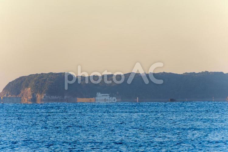 夕暮れに浮かぶ静かな島影 島,海,夕方の写真素材