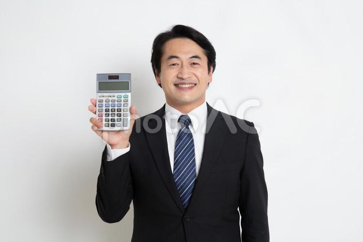 笑顔で電卓を持っている中年のサラリーマン男性 中年,上司,会社員の写真素材
