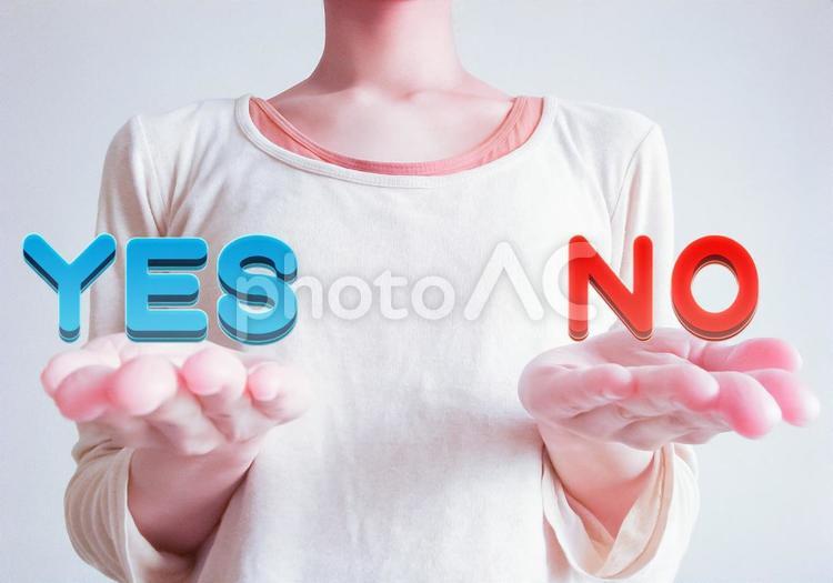 YESとNOで迷う女性 イエス,ノー,オーケーの写真素材