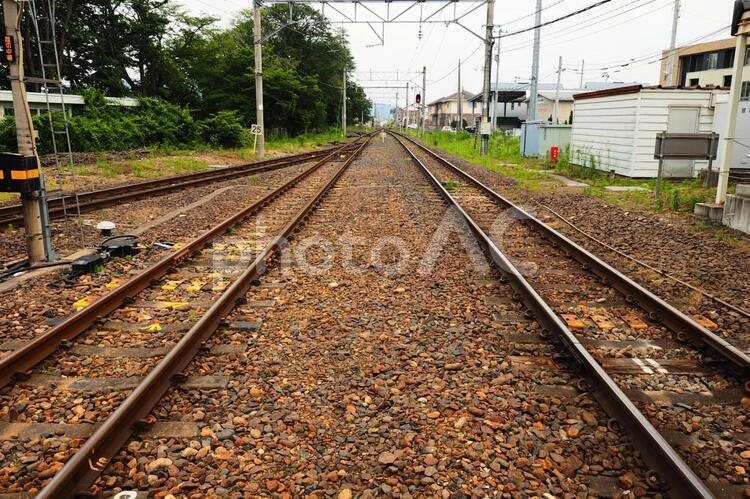 まっすぐ伸びる線路２本+１本 線路,まっすぐ,鉄道の写真素材