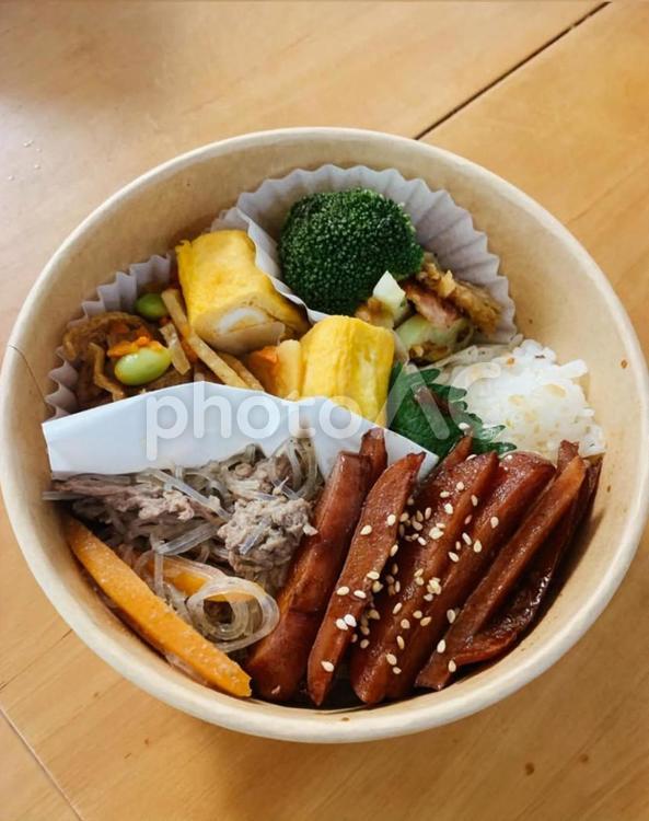 彩り豊かなおかずたっぷりの手作り弁当 お弁当,手作りランチ,和食の写真素材