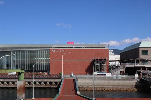 海側から見た大和ミュージアム 呉市海事歴史科学館,大和ミュージアム,海辺の写真素材