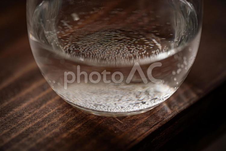 ガラスの中の静かな気泡 水,気泡,ガラスの写真素材