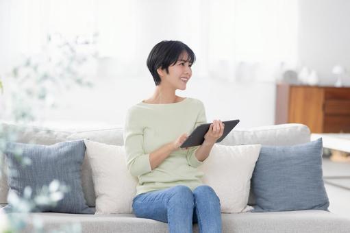 タブレットを使う女性 タブレットを使う女性 女性,アジア人,タブレットの写真素材