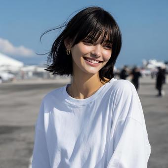 青空の下で輝く笑顔のショートヘアの女性 青空の下で輝く笑顔のショートヘアの女性の写真