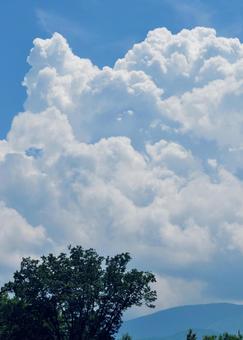 山の上に広がる入道雲 山の上に広がる入道雲の写真